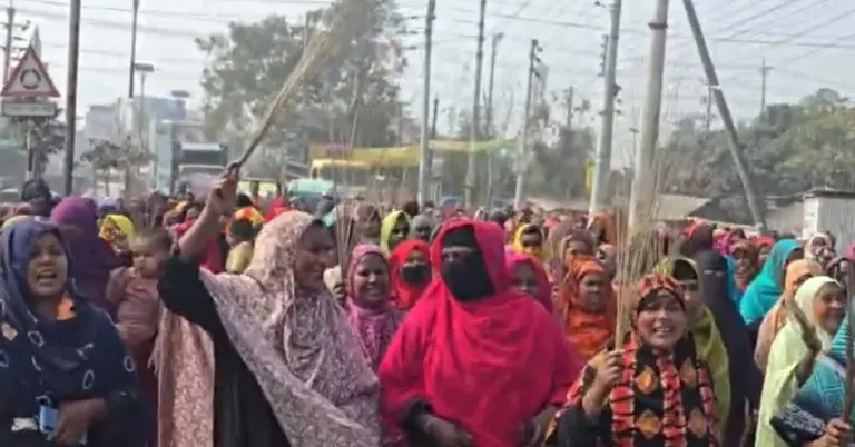 কুষ্টিয়ায় ঝাড়ু মিছিল